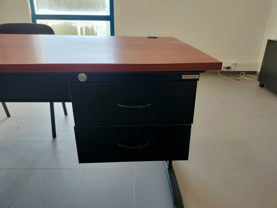 Secretária de escritório completa