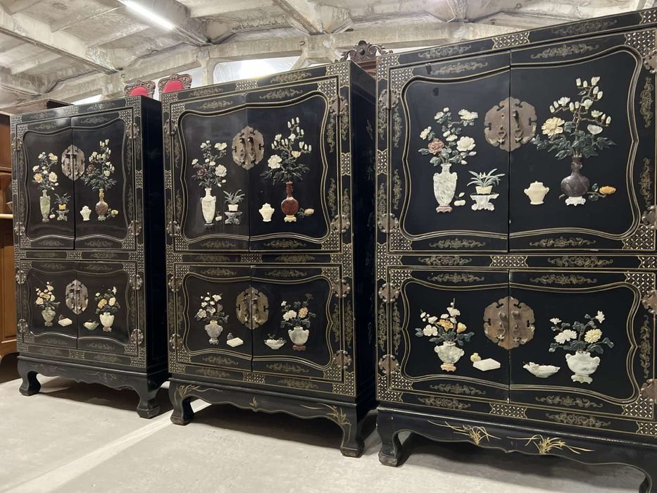 Комплект вишуканих комодів в стилі шинуазрі.