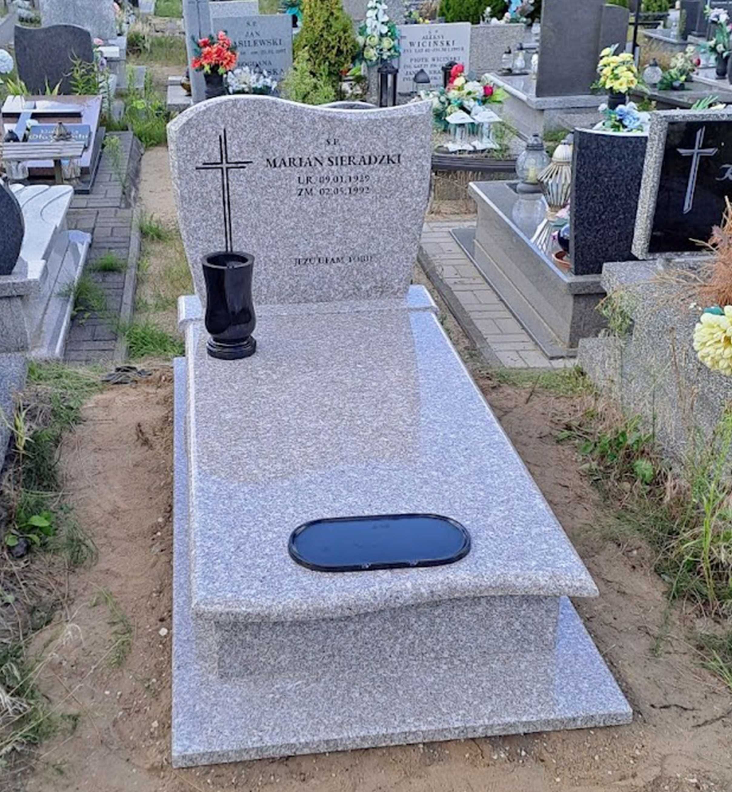 Nagrobki granitowe – sprzedaż, montaż, dodatki
