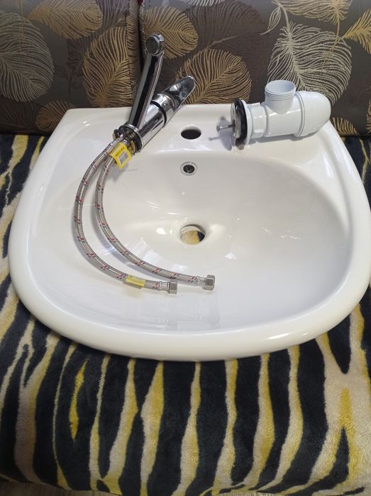 Умывальник, смеситель, сифон