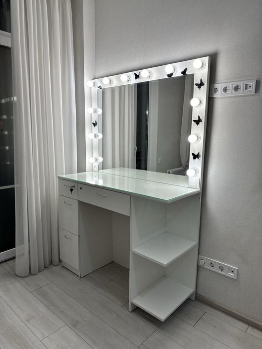 Стіл для візажиста та бровіста