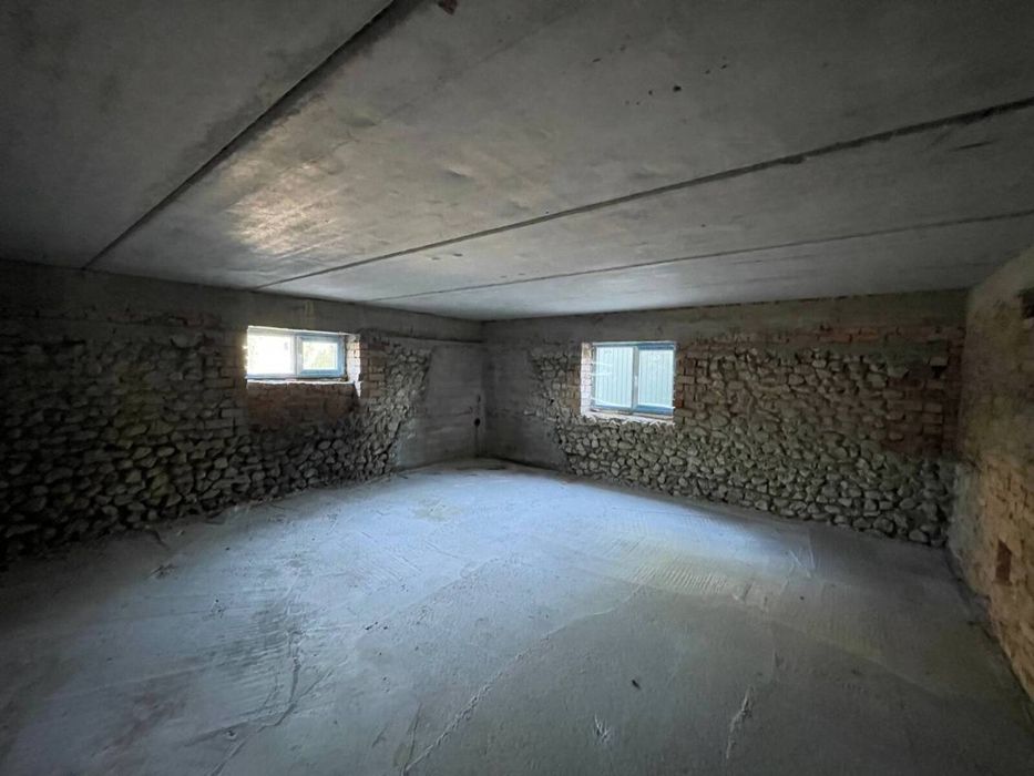 Продаж великого будинку у передмісті Тернополя