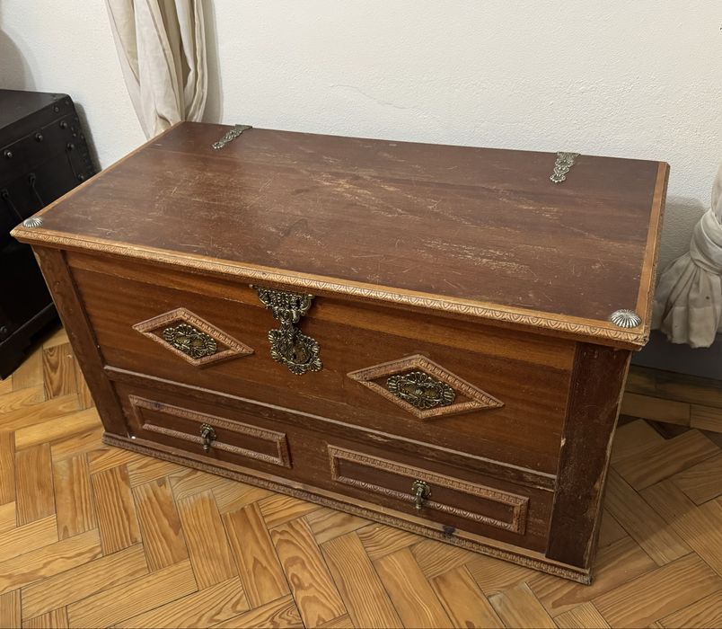 Baú em madeira maciça para arrumação