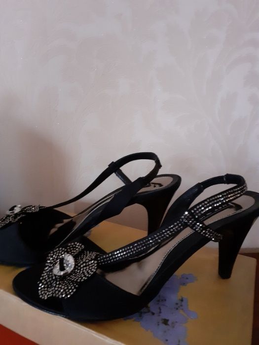 Жіночі туфлі Salvatore Ferragamo, нові босоніжки Albano та H&T ELISSE