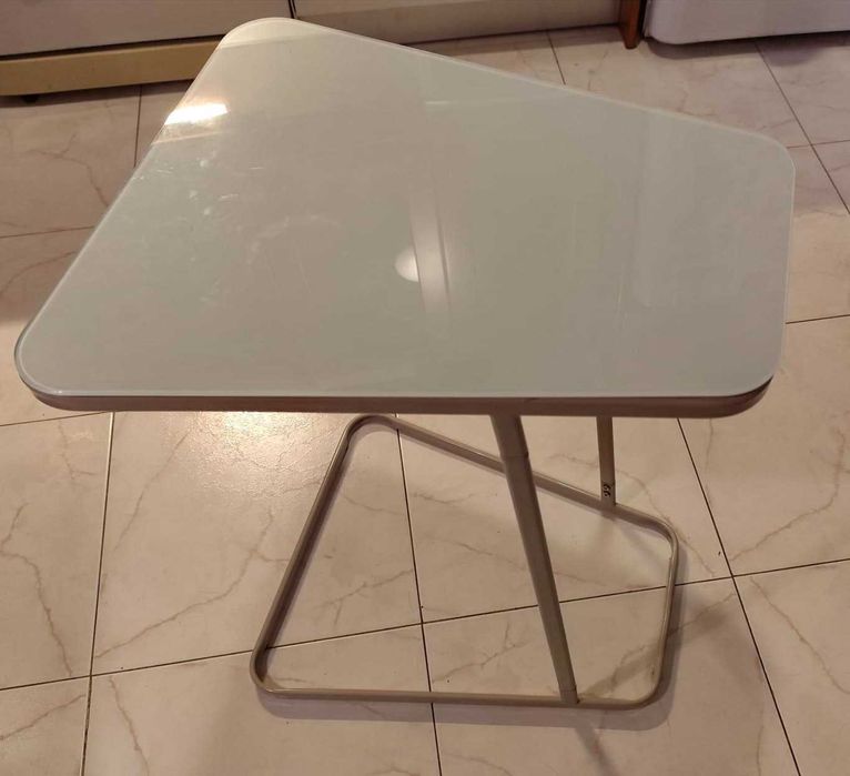 Mesa de apoio em vidro e metal – moderna e desmontável (60 cm)