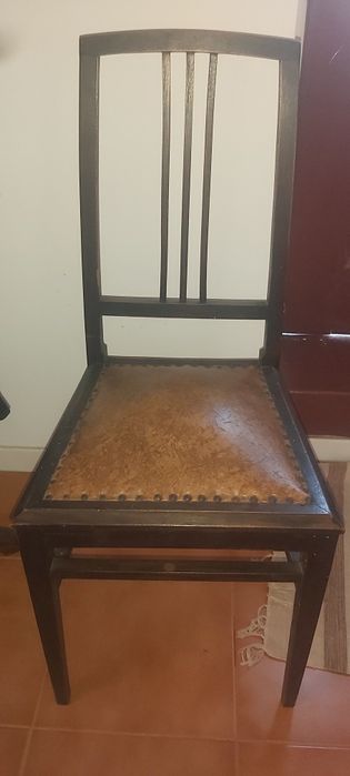 Cadeira de madeira antiga