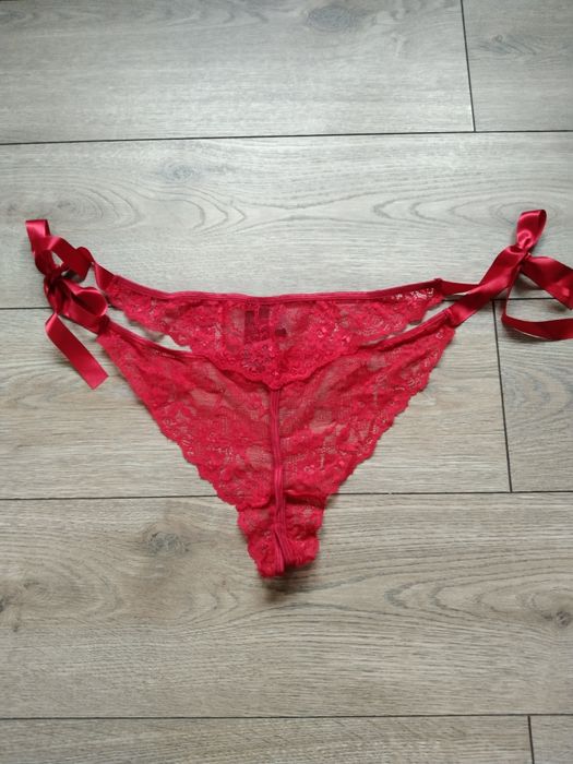 Koronkowe czerwone erotyczne majtki stringi ouvert Venus 52 XL XXL
