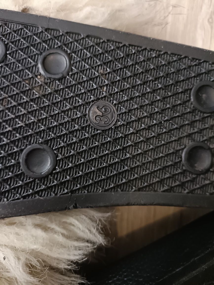 Włochate kremowe klapki Gucci