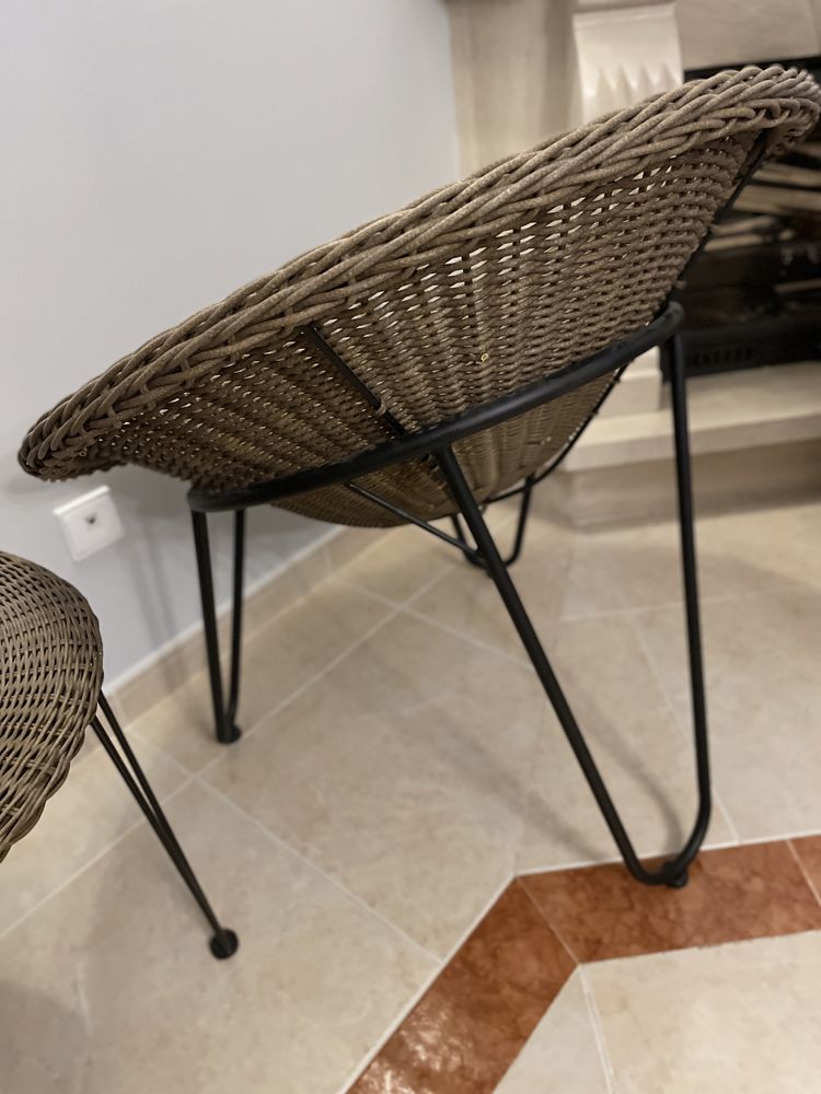 Cadeira e mesa Area em PVC e aço