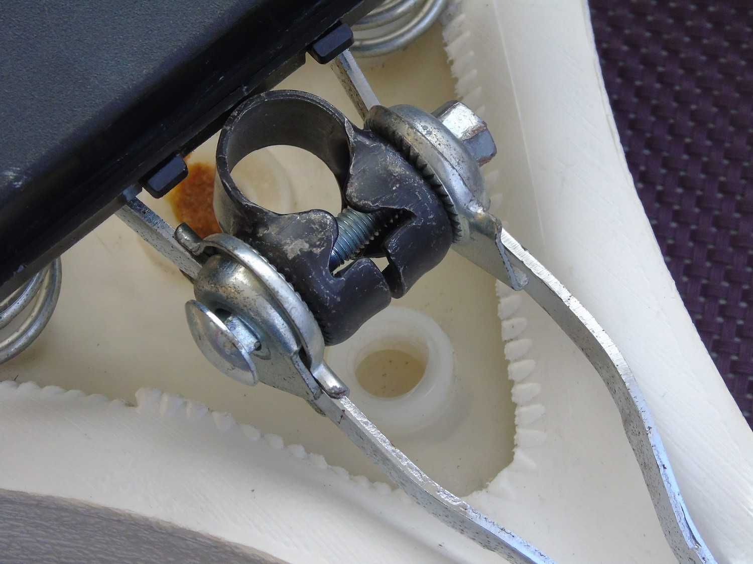 Białe siodełko rowerowe PREDOM ROMET z narzędziownikiem