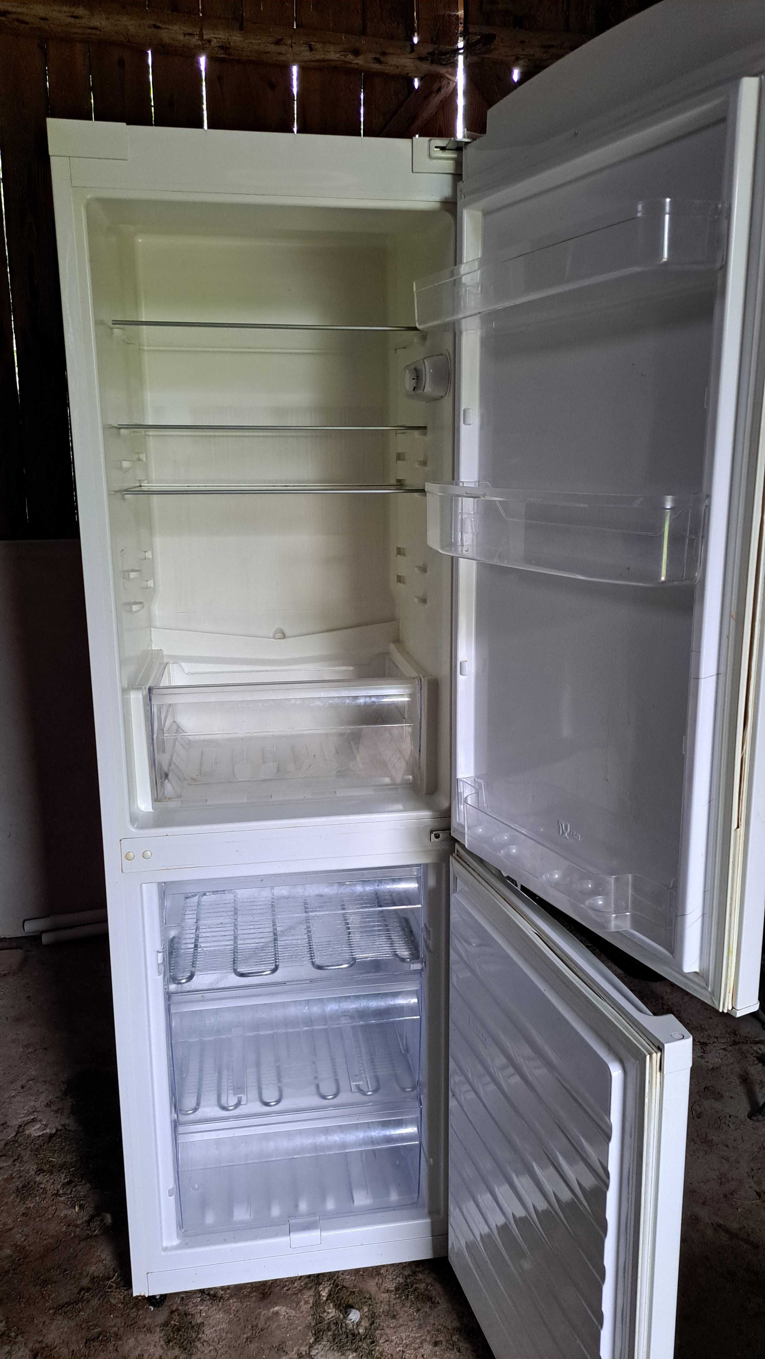 Lodówka Whirlpool WBE3411 10 letnia, uszkodzona (ma kompletne półki).