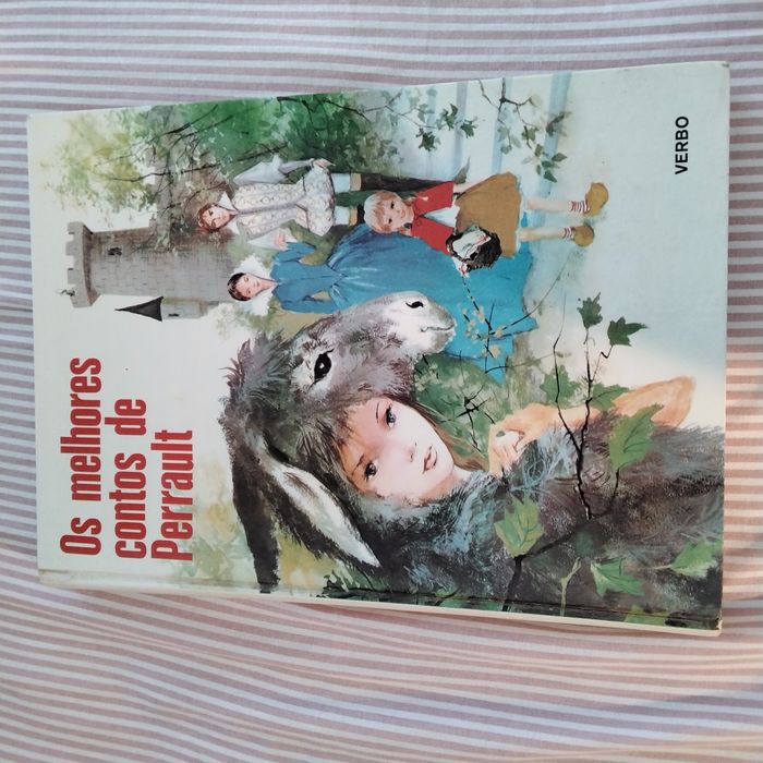 Vendo um livro de contos infantis
