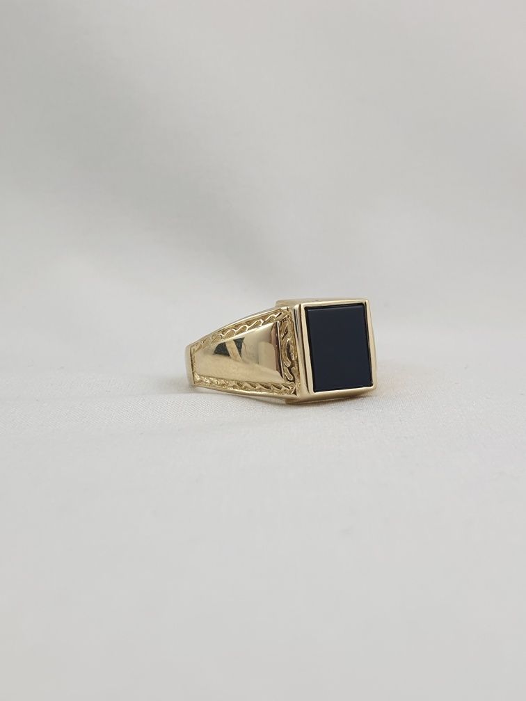 Eleganck klasyczny zloty męski nowy sygnet z czarnym oczkiem Au.585