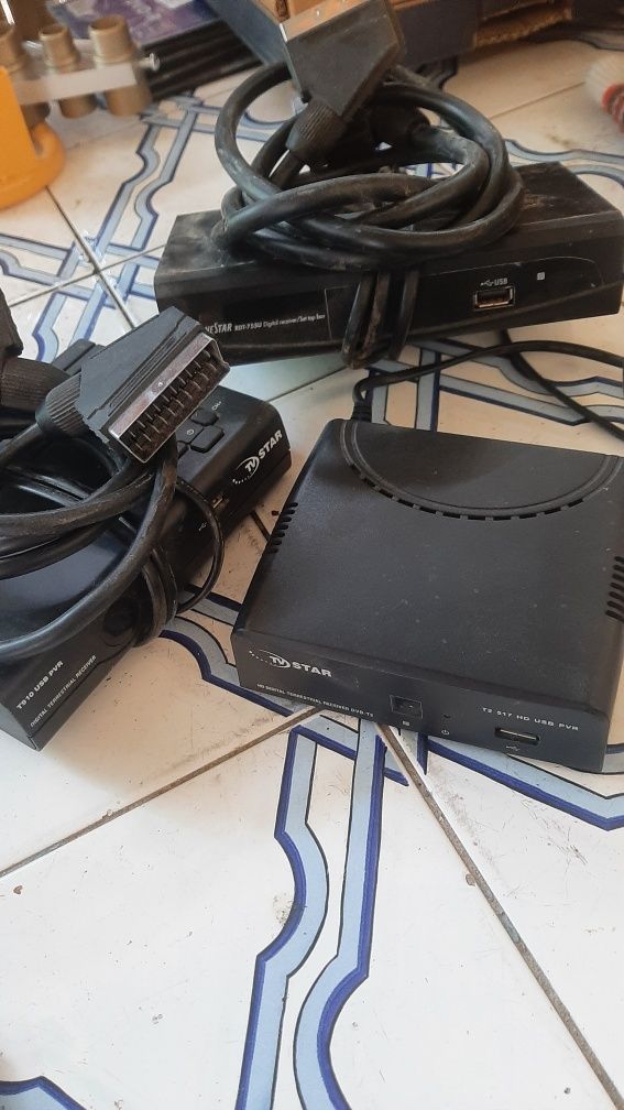 Três aparelhos TDT