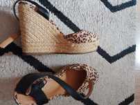 Eleganckie buty damskie na koturnie.