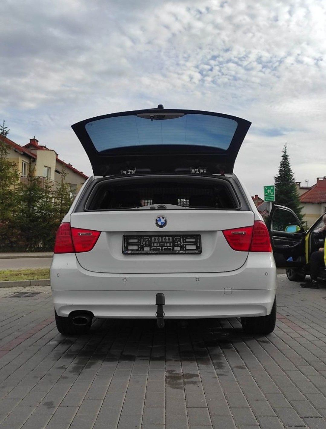 BMW 318d, 143km, 2010 rok, pollift