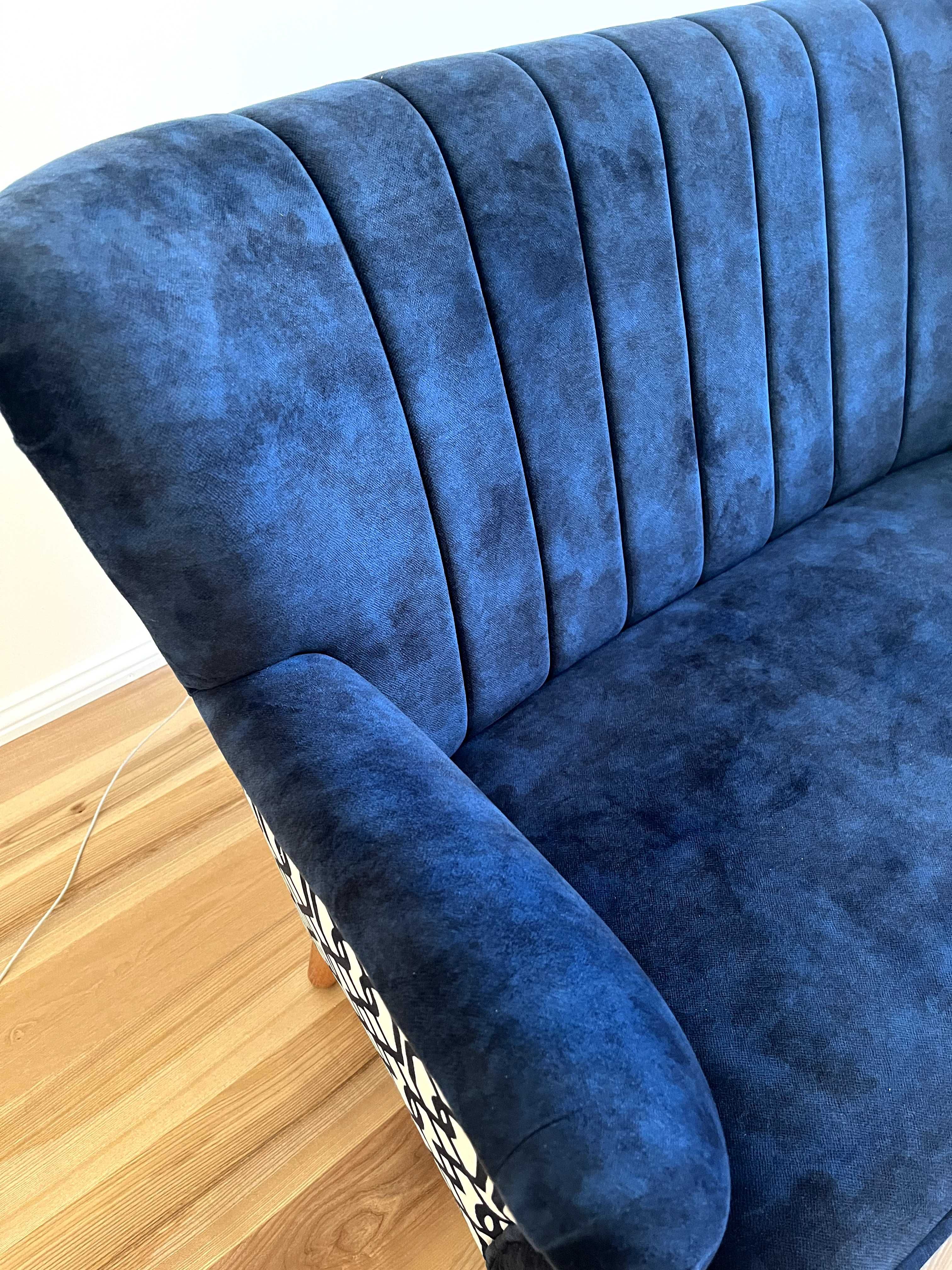 Piękna sofa 2-osobowa