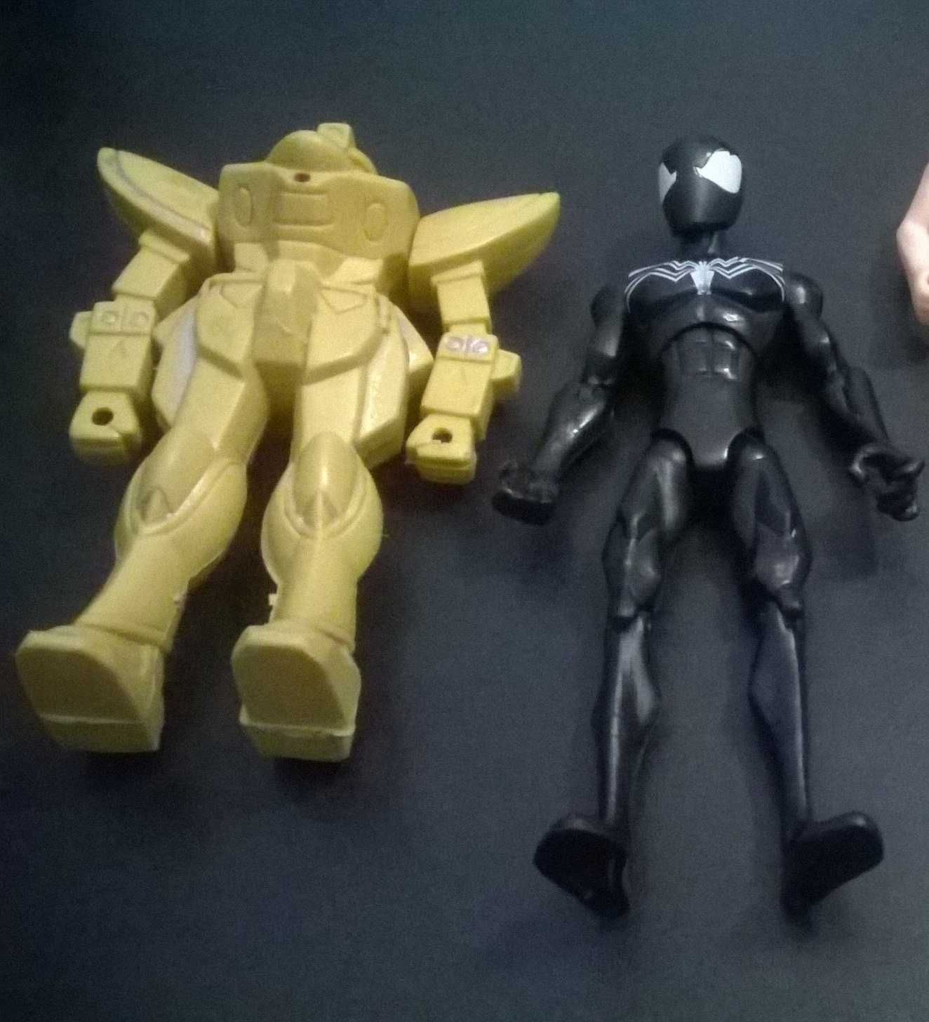 diversas figuras em plástico e pvc