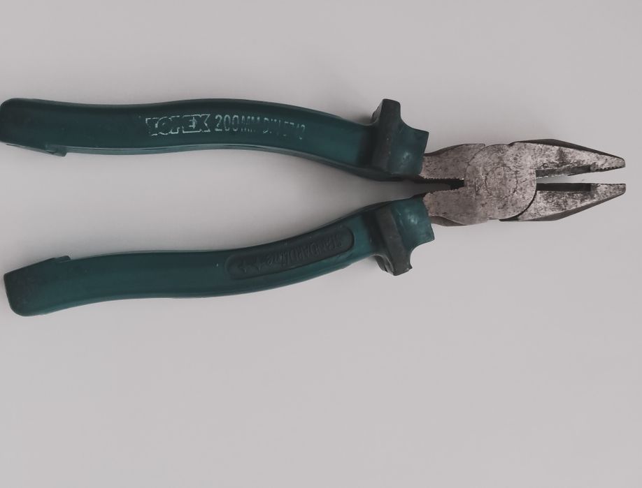 Продам плоскогубці 200 мм