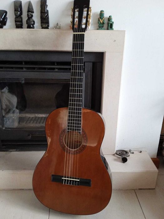 Guitarra Clássica marca Stagg com capa de transporte