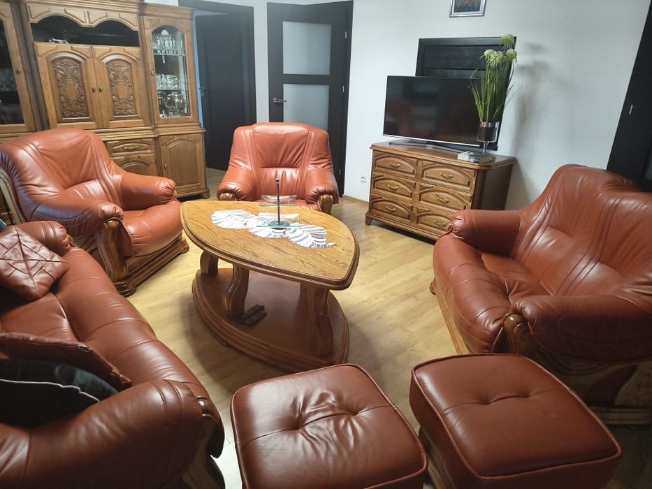 Zestaw wypoczynkowy skórzany – 3+2+1 z podnóżkiem i stolikiem

Zestaw