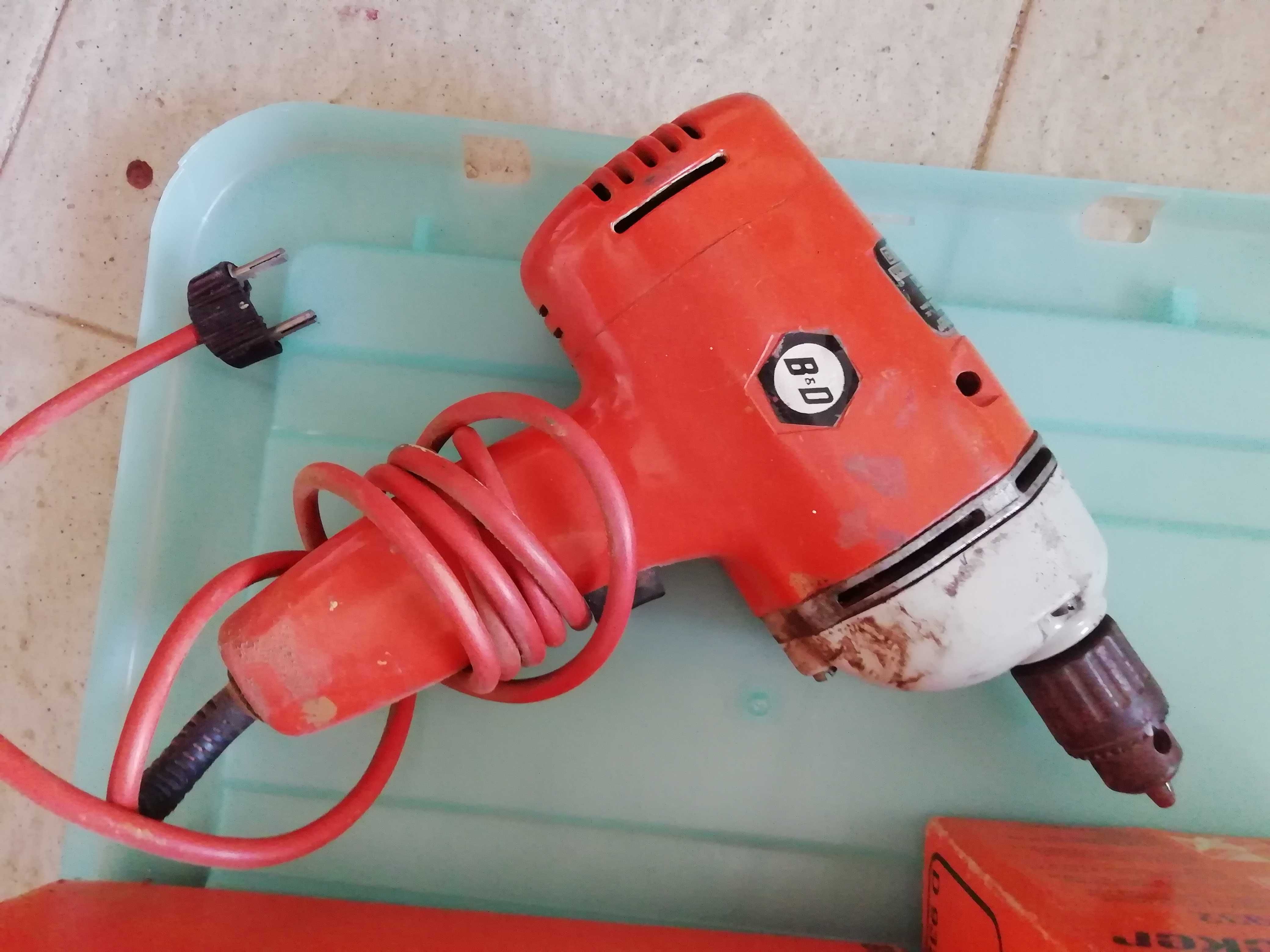 Berbequins x2 Black & Decker e seus acessórios nas caixas com manuais