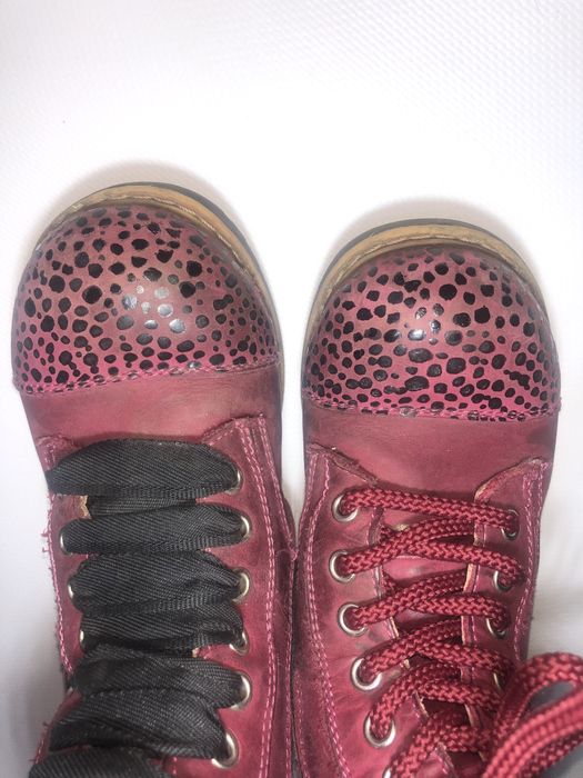 Натуральне хутро всередині, шкіряні ботинки.