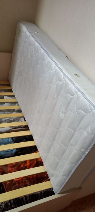 Продаю кровать подростковую с матрасом и ящиками.