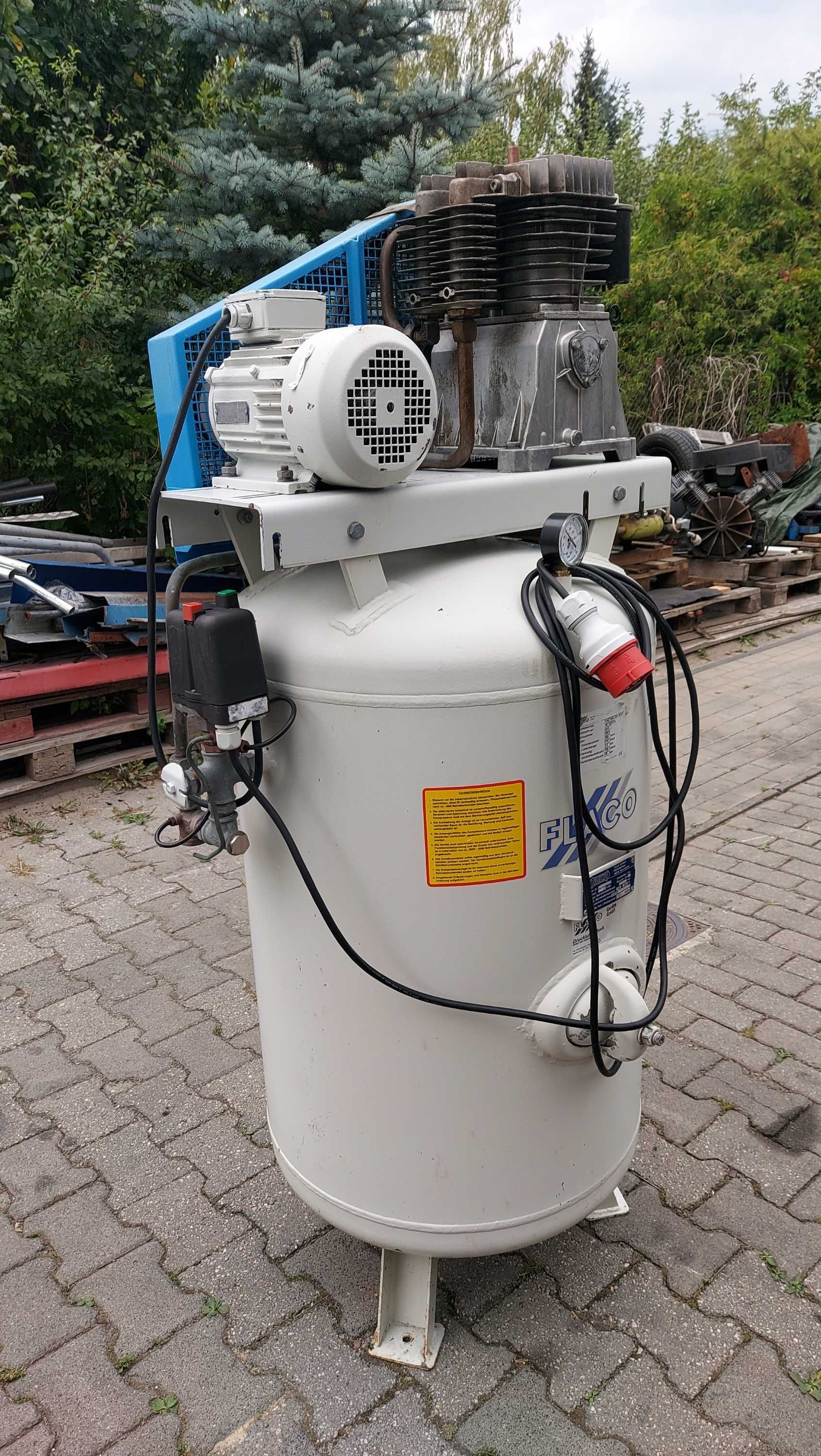 Kompresor tłokowy stojący FLACO 250L