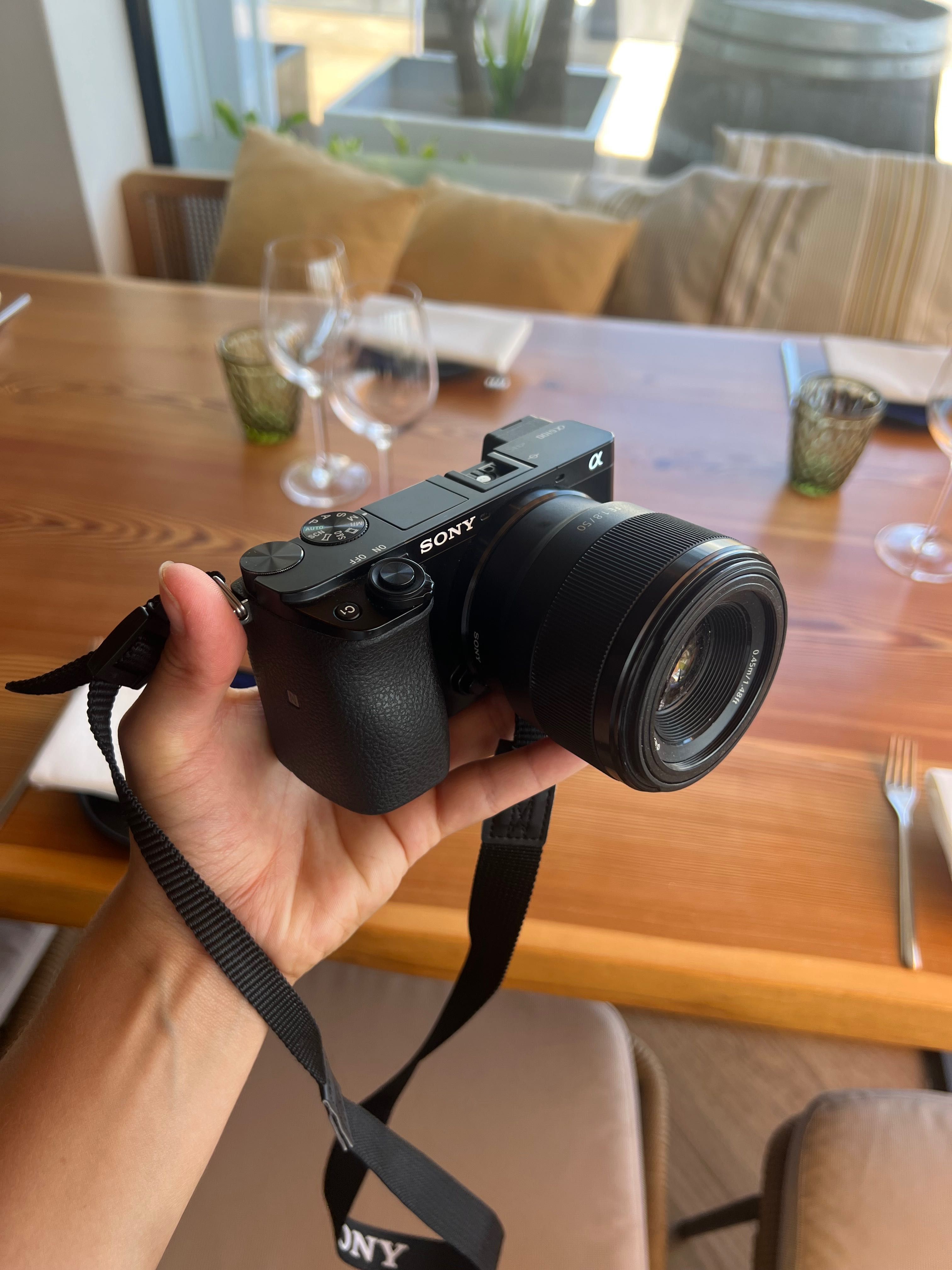 Camera Sony Alpha 6100 (com lente do kit e lente 50mm)