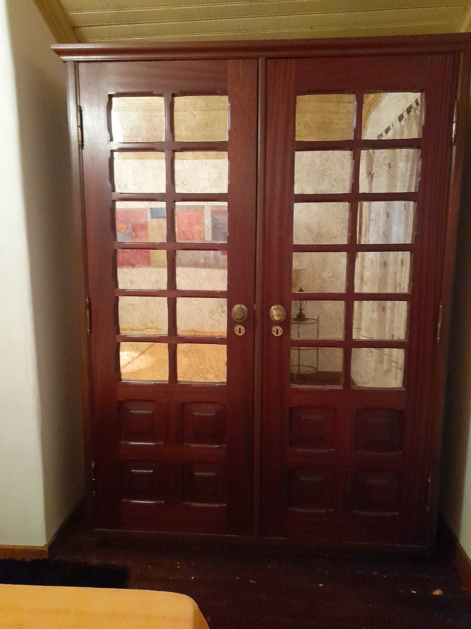 Armário-roupeiro em madeira com portas espelhadas