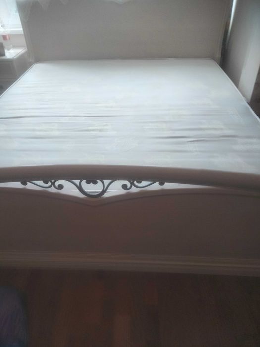 Продам велике ліжко з матрацом