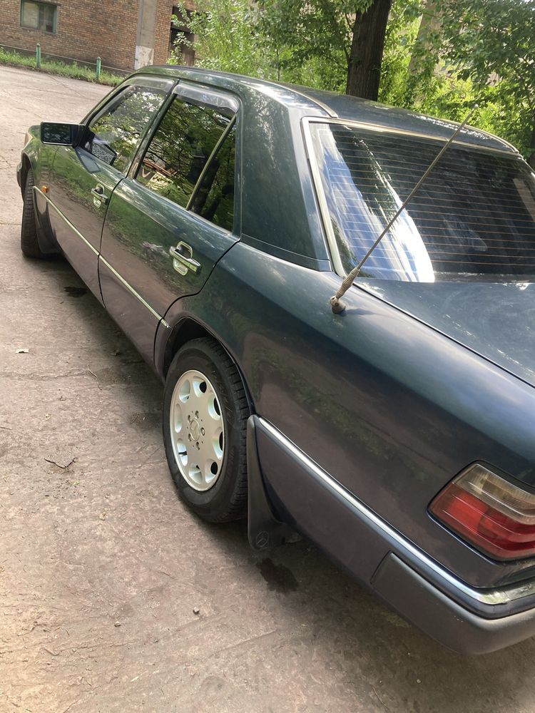 Автомобиль меседес W124