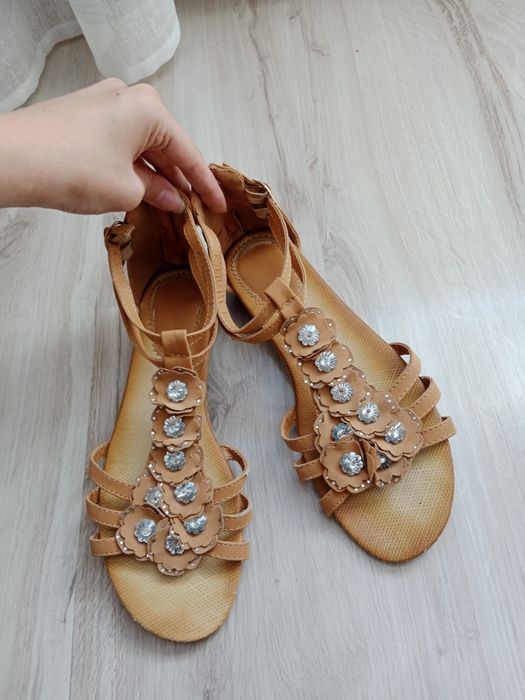 Brązowe sandały damskie w kwiaty z diamentami 40