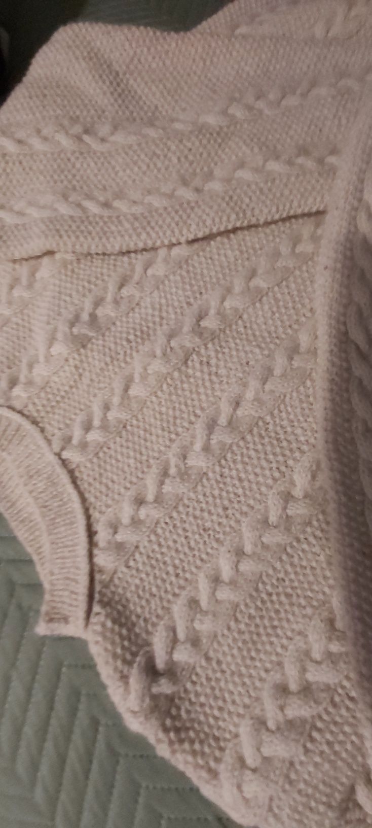 Sweter z wełny owczej robiony na drutach.