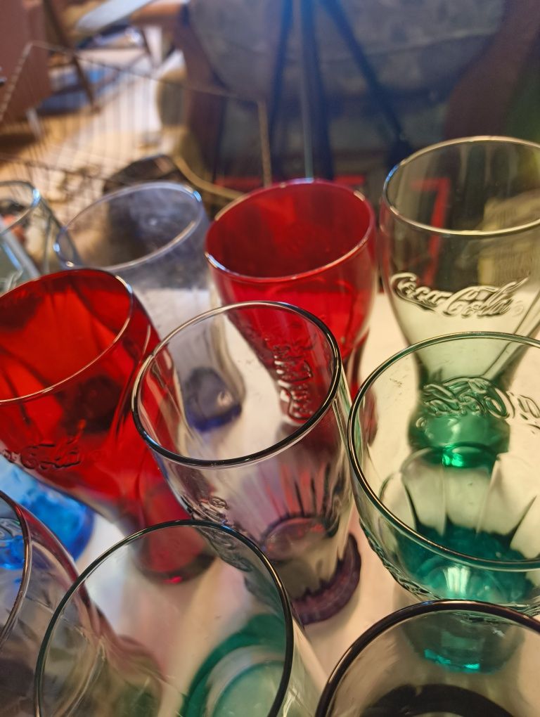 Kolorowe szklanki Coca-Cola