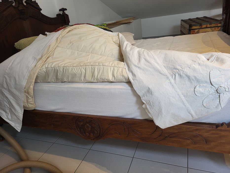 Cama antiga de madeira mogno maciço