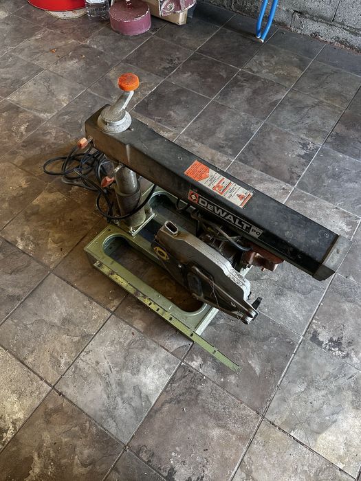 Serra circular de braço radial Dewalt