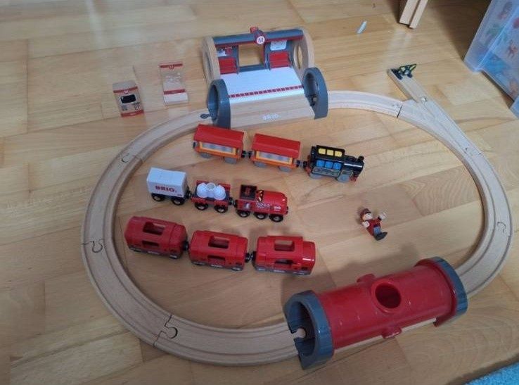 Brio - zestaw kolejka (tory, tunel, przystanek, 3 pociągi