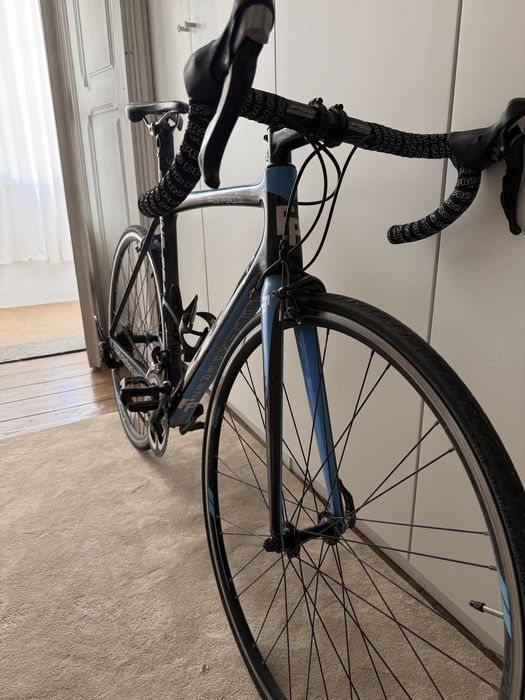 Bicicleta de estrada em carbono