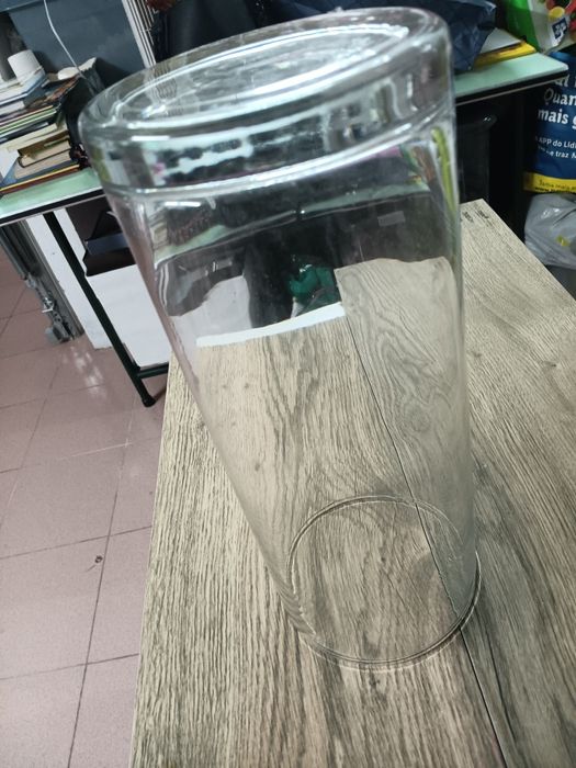 Jarra alta em vidro