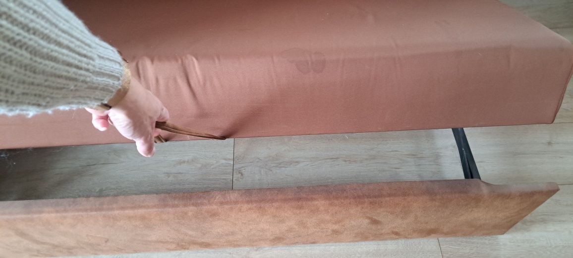 Sofa rozkladana i 2 pufy