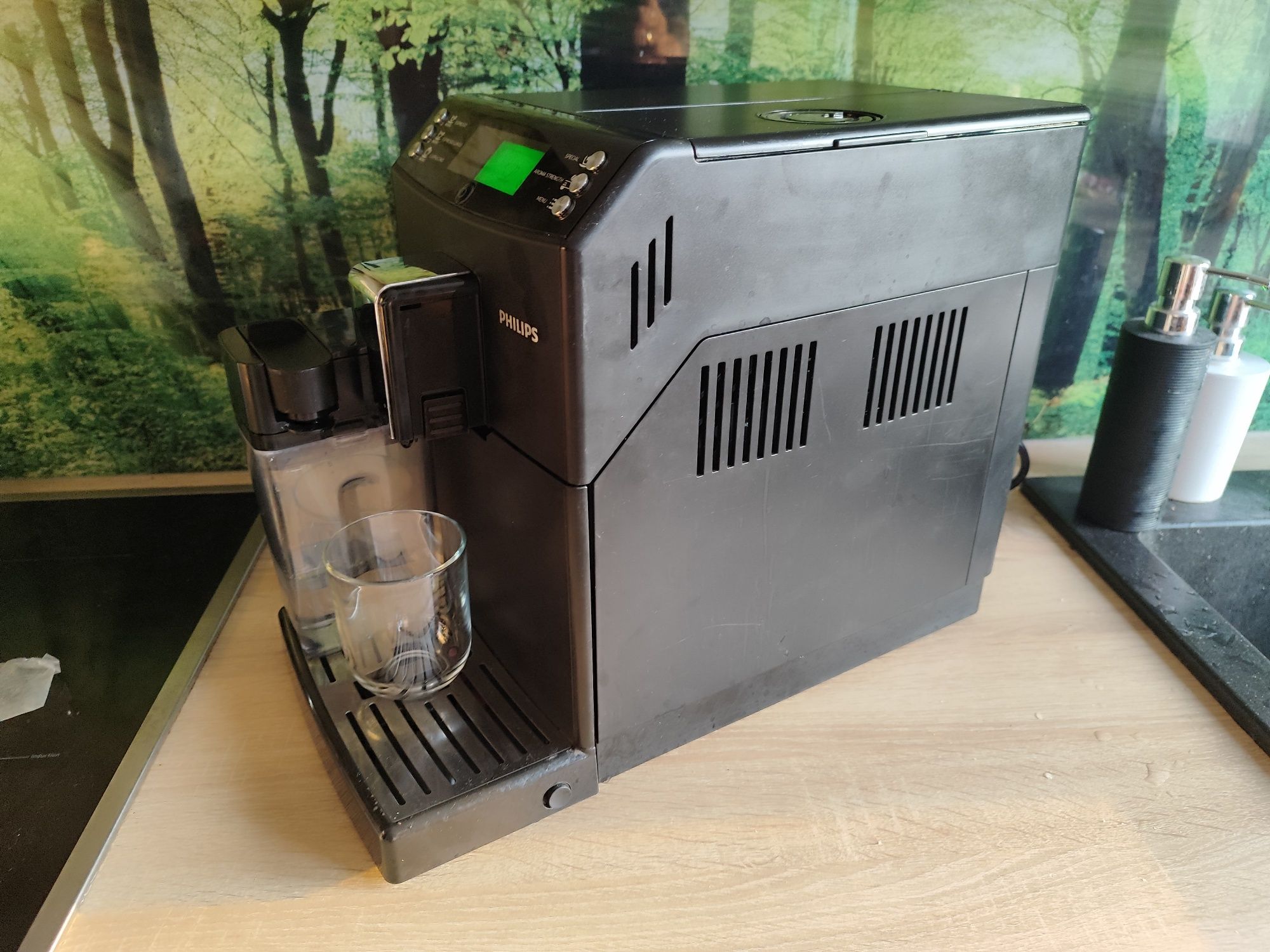 Ekspres do kawy Philips HD8834 z karafka do latte, stan bardzo dobry.