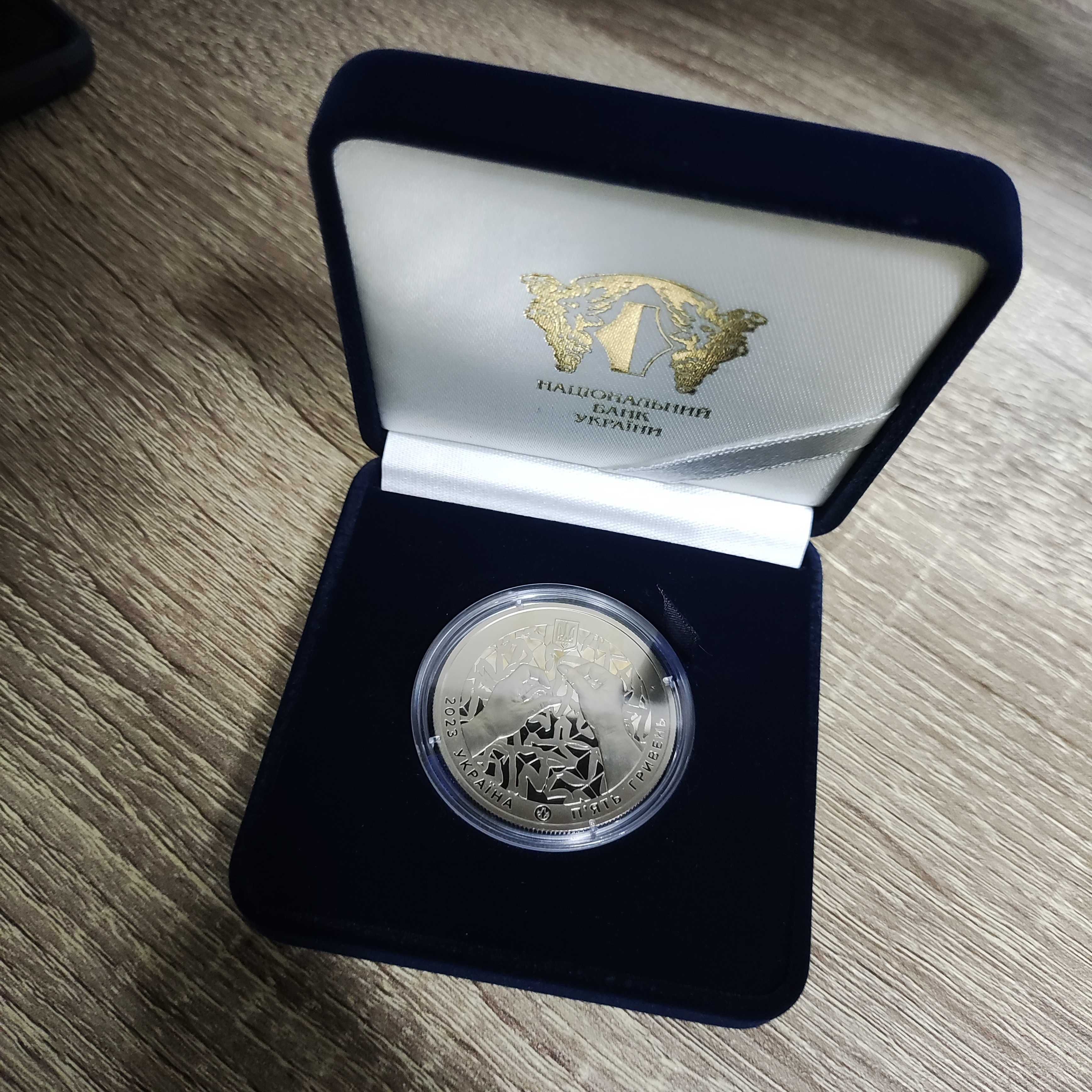 монета НБУ "дякуємо волонтерам"  в подарочном футляре