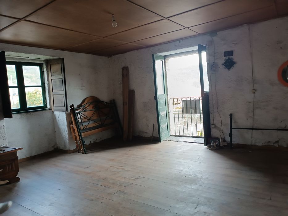 Casa em Pedra. Recuperar em Vilar de Ferreiros. Mondim de Basto