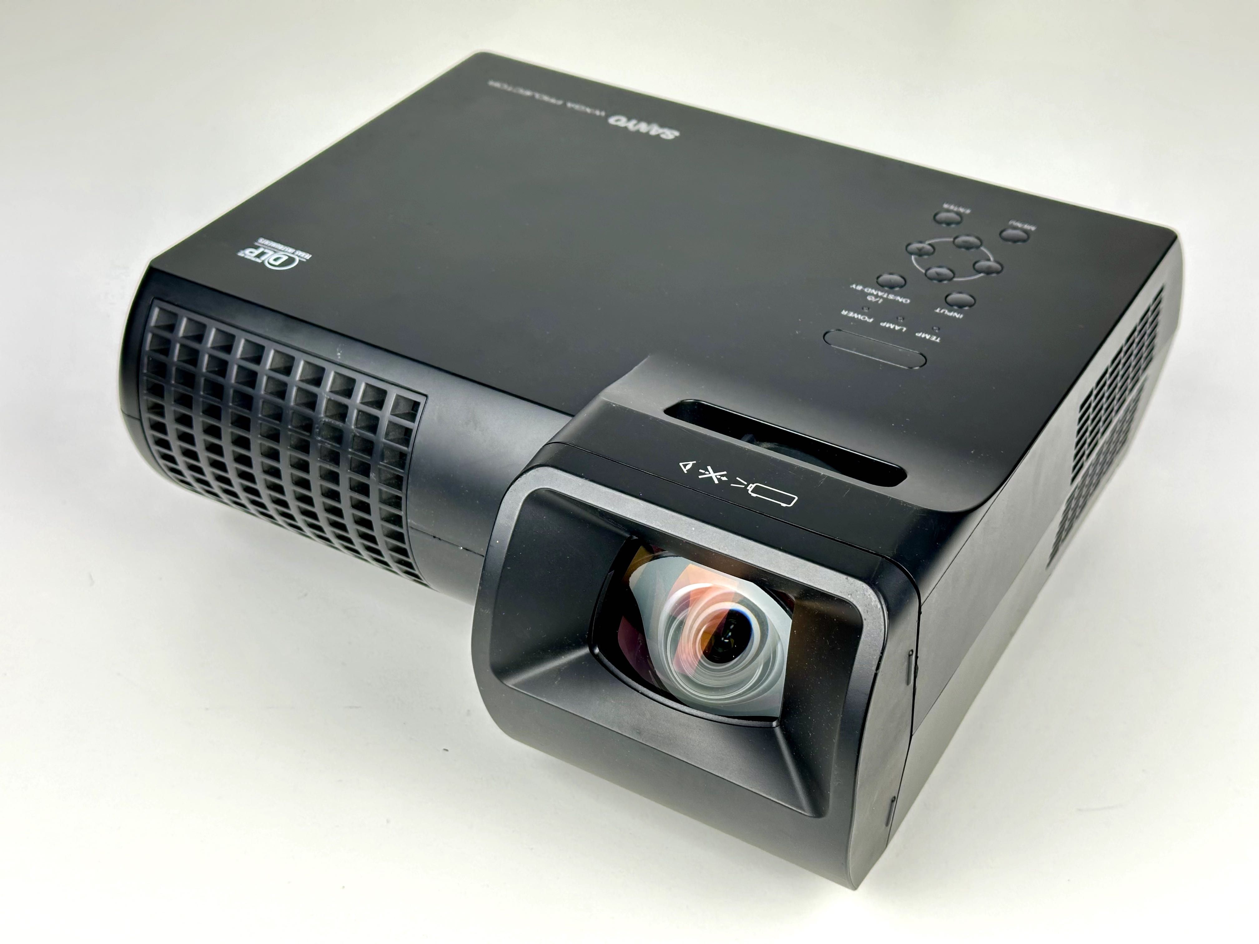 Sanyo PDG-DWL100 – projektor krótkoogniskowy DLP