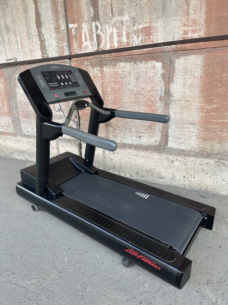 Професиональная Беговая дорожка Life Fitness 95T