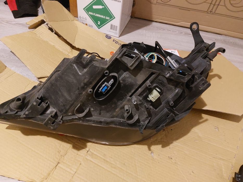 Sprzedam używaną lampę oryginalną. Uszkodzony został klosz. Jak widać.