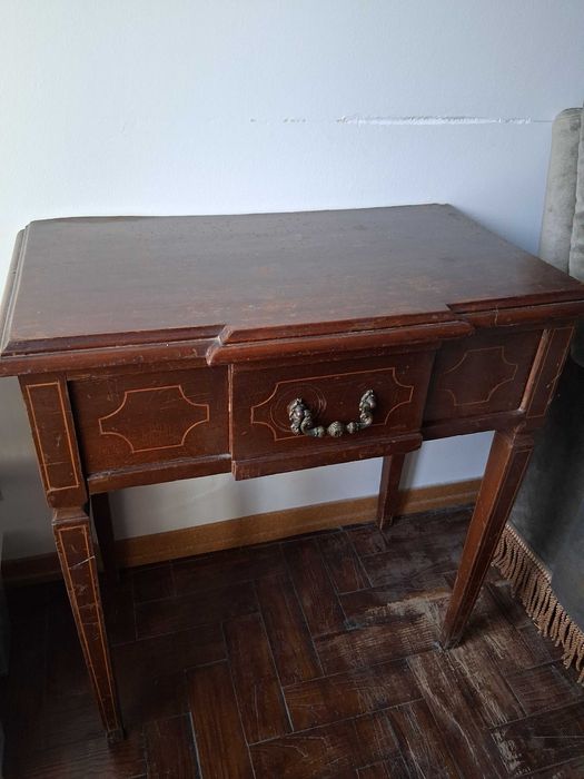 Mesa de apoio muito antiga