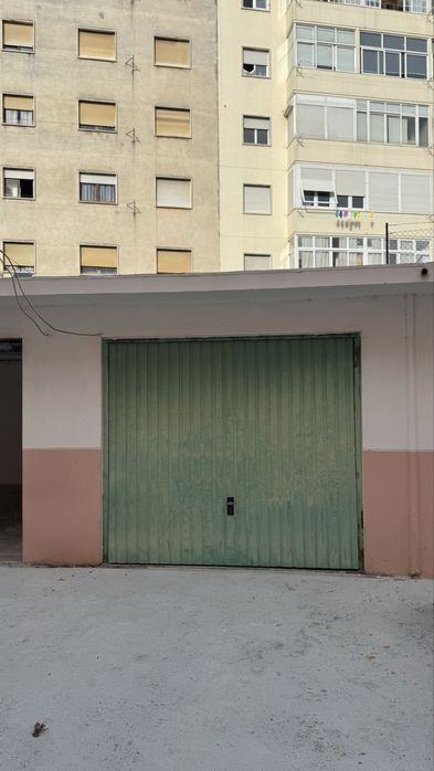 Garagem e espaço de estacionamento